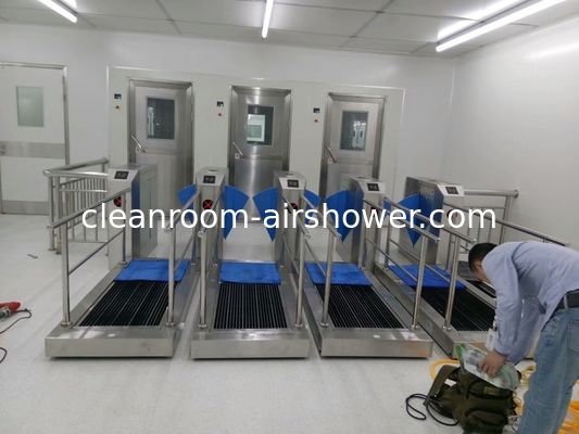 Buy Single Lane Footwear Sole Cleaning Machine , Sole Sanitising Machine For 2 Persons online manufacture